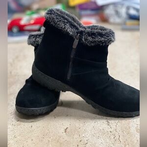 Khombu Lindsey Leather and Faux Fur Women’s Boot Size 10M Black and Gray
